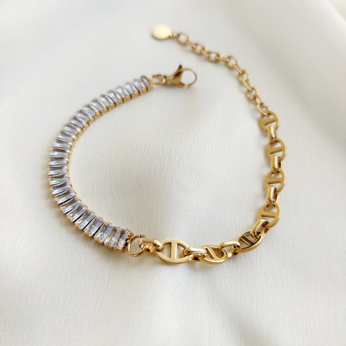 Armband mit Zirkoniasteinen Gold