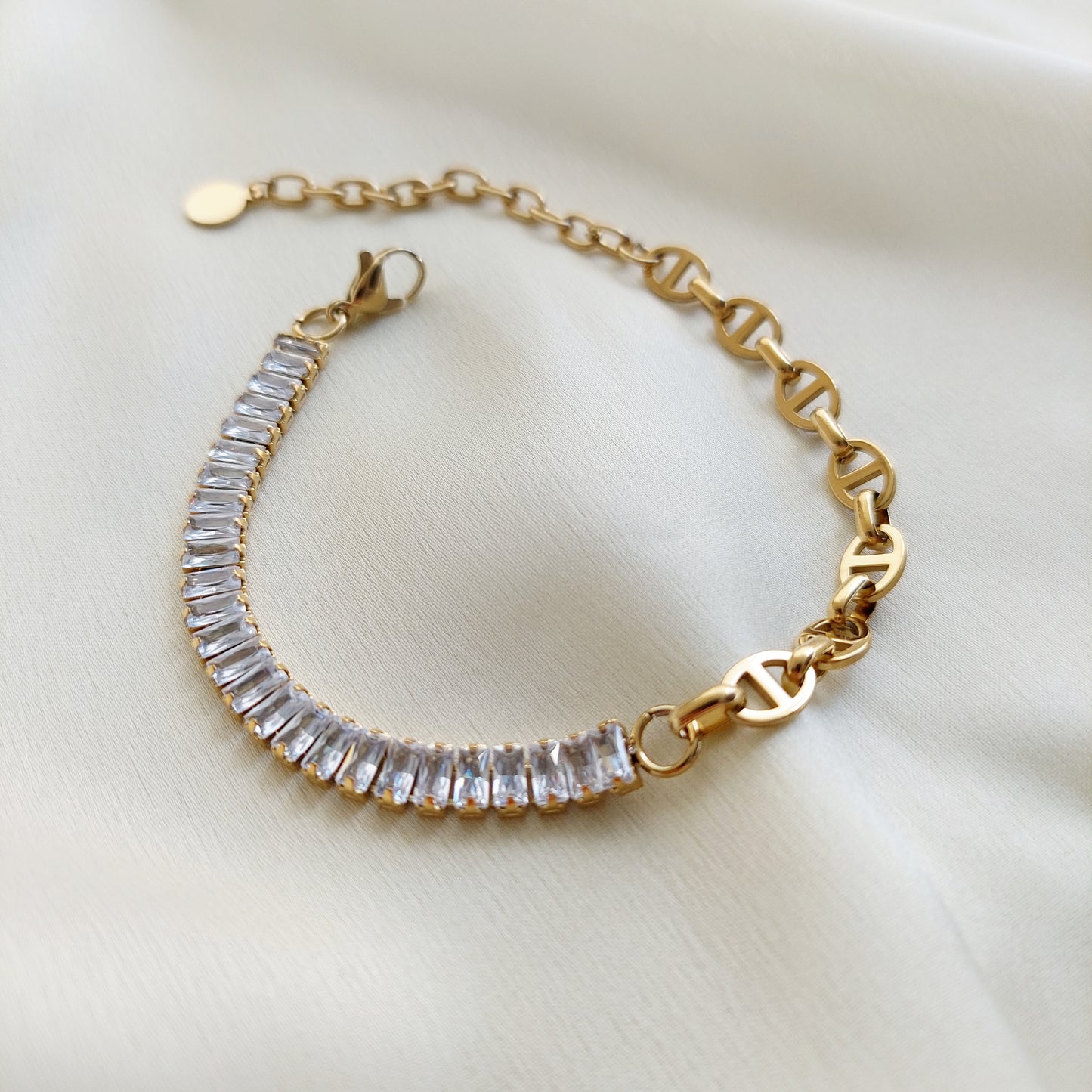 Armband mit Zirkoniasteinen Gold